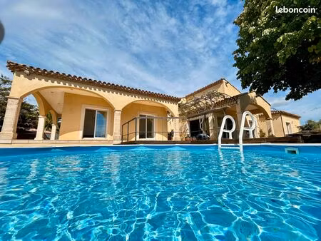 villa d’architecte t7 de plain-pied avec vue dominante et panoramique sur un terrain verdo