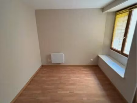 rdc: f2 de 32m2 en centre-ville