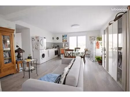 appartement f2 42m2 / terrasse de 40m2 et parking