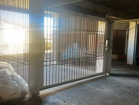 location place de parking sécurisée et lieu fermé