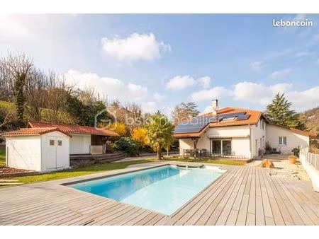 propriété 8 pièces 274 m²
