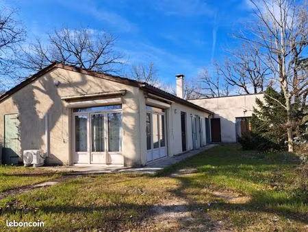 proche d'un village à 4 kms des commerces maison de plain pied à rénover avec piscine  jol