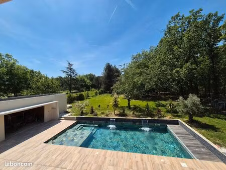 maison contemporaine 240 m² + t2/ pool house 55 m² + piscine + nature