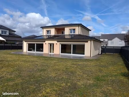 maison contemporaine économe  exposée plein sud avec piscine d’intérieure