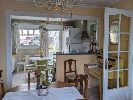 proche écoles et commerces. grand terrain. lumineuse