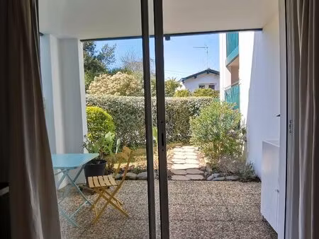 t2 biarritz terrasse  jardinet privatif & parking rez-de-jardin calme