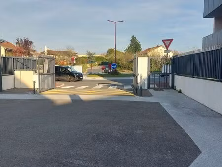 loue garage dans résidence sécurisée