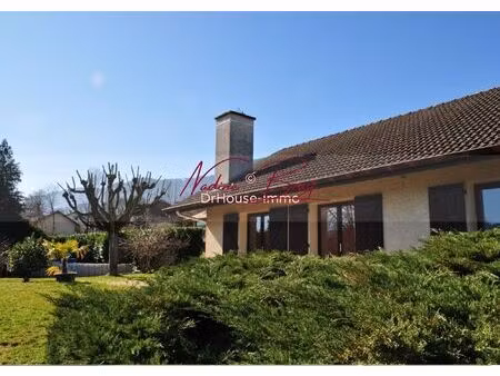 maison de plain-pied élevée sur sous-sol  avec vue lac cadre résidentiel privilégié