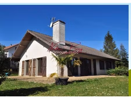 maison de plain-pied élevée sur sous-sol  avec vue lac cadre résidentiel privilégié
