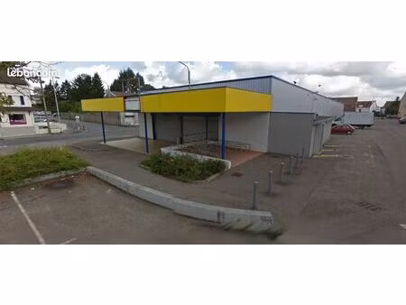 grand local commercial avec parking