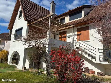 maison avec volumes et idéalement située