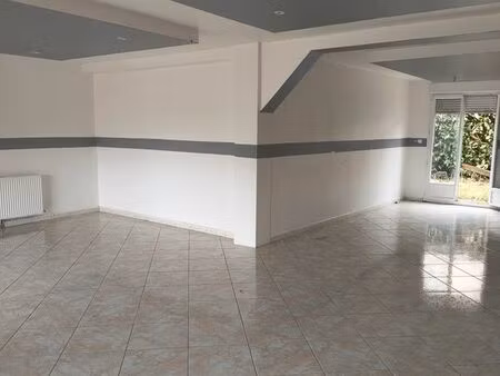 très grand appartement en rez de chaussee