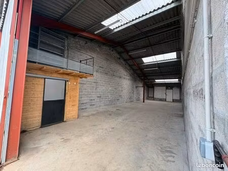 local 110m2 urt a louer