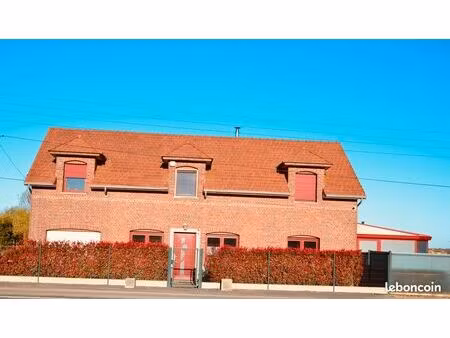 maison individuelle avec plan d’eau   sans voisin   à 10 min gare paris -220 m2 + dépendan