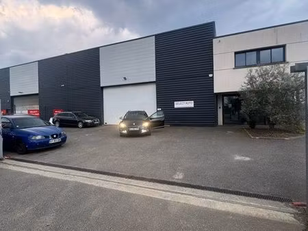 local commercial avec deux portes sectionnelle