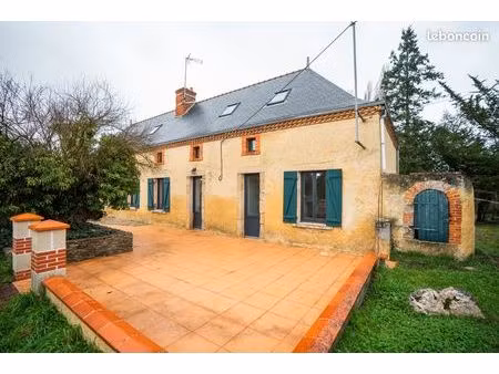 grande maison rénovée dans un cadre paisible