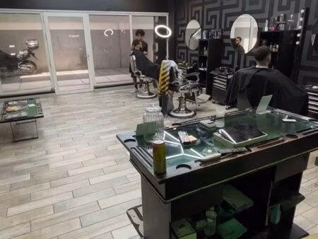 urgent – salon de coiffure à vendre – bail 3/6/9 – logement inclus – loyer attractif