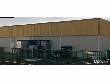 2 700 m² d’entrepôt – bâtiment commercial