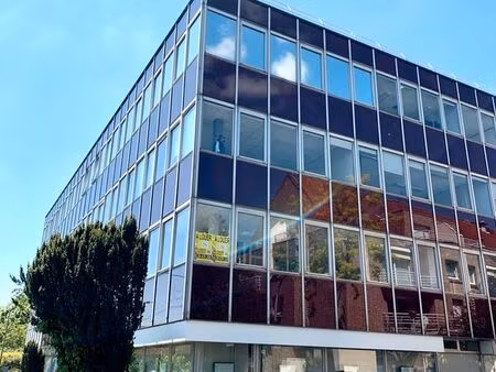 à louer bureau de 52 m² avec place de parking  proche centre ville