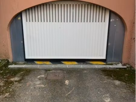 garage box fermé 12m² – quartier firmis – accès sécurisé