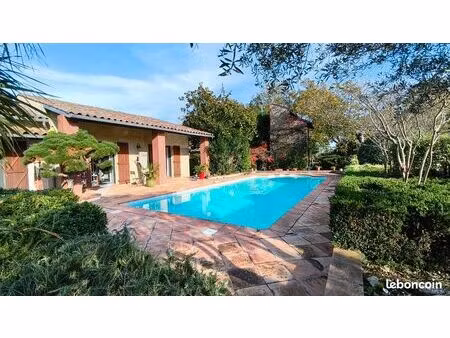 maison 6 pièces 180 m² avec piscine et pigeonnier
