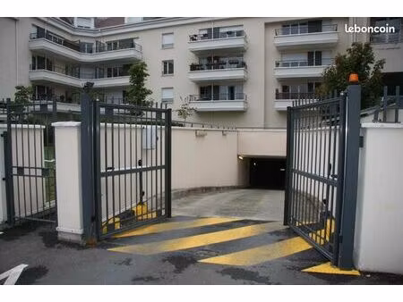 ◊ parking couvert  5 rue du 19 mars 1962 -centre-ville