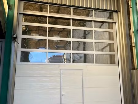 a loue dépôt 350m2 avec une hauteur de 6m avec cour commune et clôturer excellent pour sto