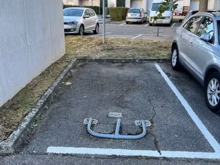 place de parking extérieure