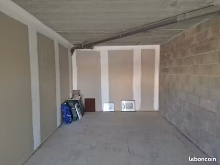 a vendre garage fermé
