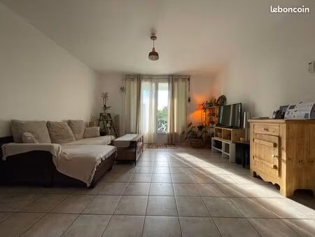 t3 lumineux 57m2  terrasse et jardin 100m2  parking  centre mormoiron