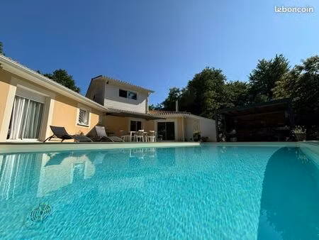 maison de 154 m2 sur une magnifique parcelle arborée de 2 200 m2 avec piscine chauffée