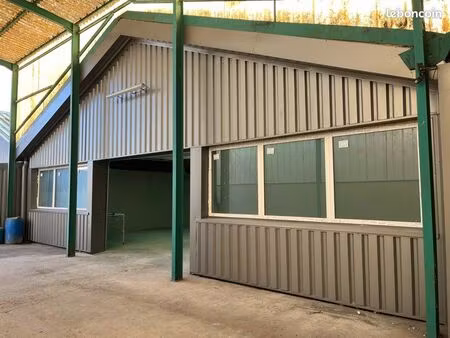 a loue depot commercial 450m2 avec cour commune et clôturer avec coin bureaux excellent po