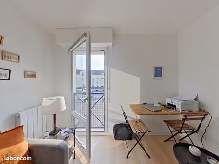 studio entierement refait à neuf très lumineux rené bouhier