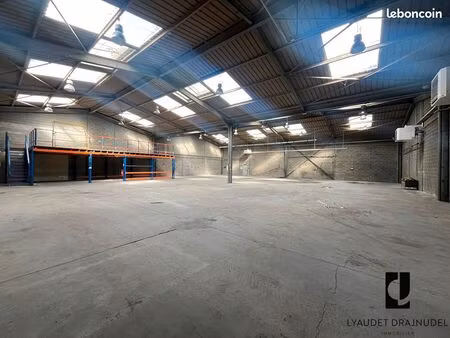 local 1300 m² le coteau