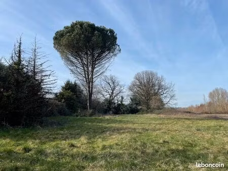 terrain viabilisé 715 m² – centre parisot