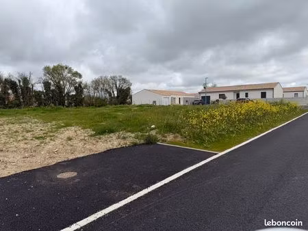 terrain 560m2 mauzé sur le mignon