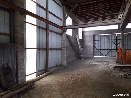 loue emplacement de parking ou stockage dans un hangar