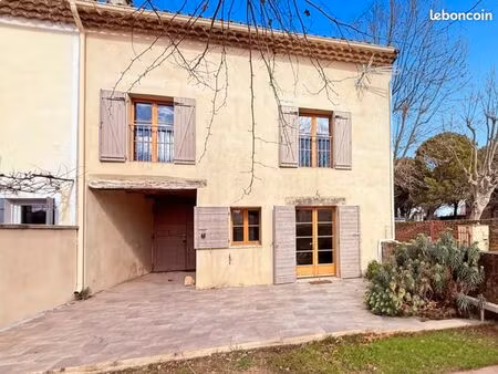 maison dans un village typique