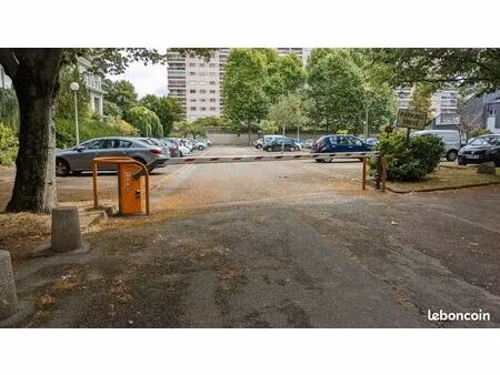 place parking extérieur beaulieu