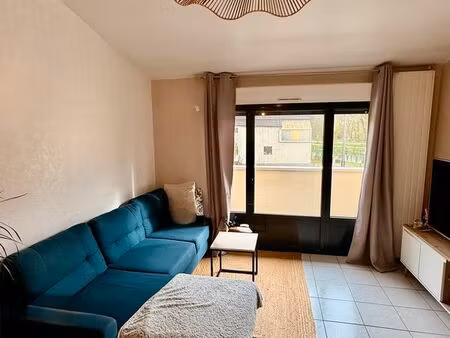 f2 lumineux et bien situé au bord du canal