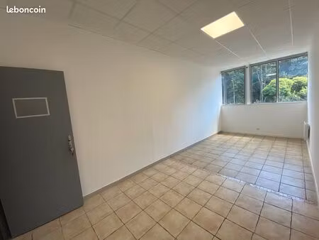 bureau 23m2 zae de melun vaux-le-penil
