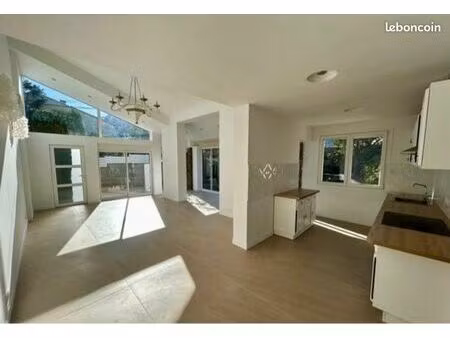 maison rénovée entièrement avec goût  plein pied 100m2 sur 550m2 centre sorede. rien à fai