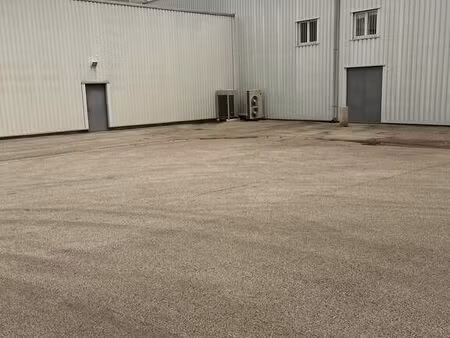 local commercial 4000 m2