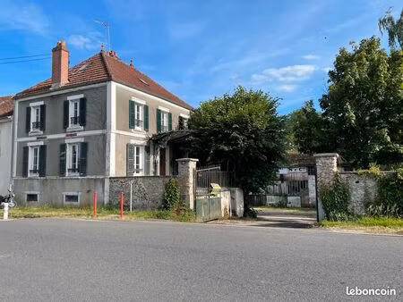 maison avec son hangar de stockage
