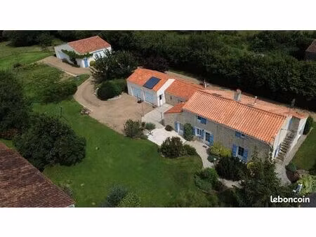 belle maison en pierres avec grands garages