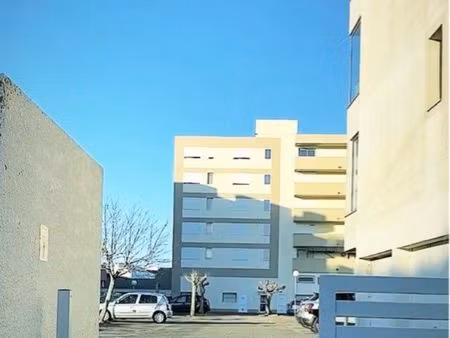 parking privé  sécurisé (résidence avec gardien)