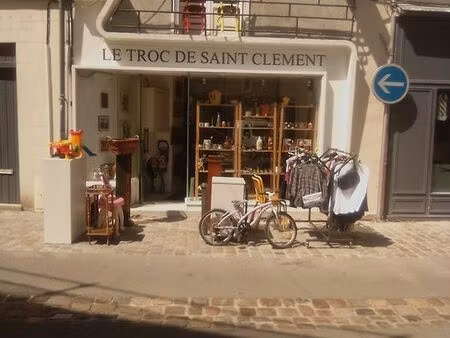 local commercial 45m2 (tous commerces) + grand stockage