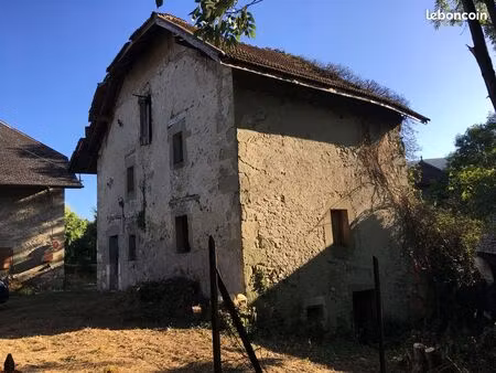 maison de village à rénover entièrement offrant 140 m2 potentiels sur un terrain au calme