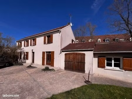 maison familiale avec jardin et dépendance