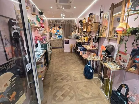 local plein centre proche château